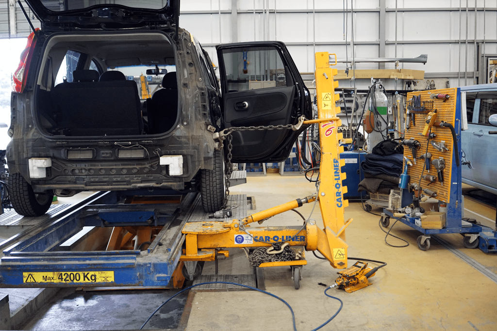 フレーム修正機 多摩・八王子の板金ショップ / 自動車保険の使い方相談｜京南オートサービス